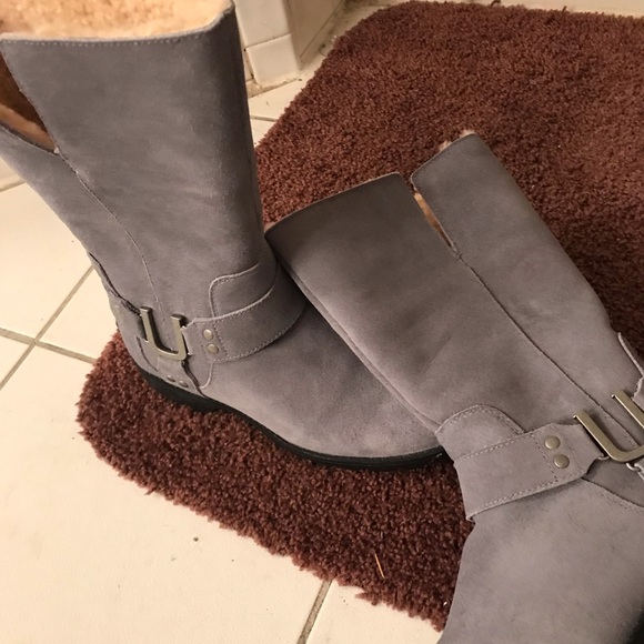 Ugg Boots - Picture 2 of 4
